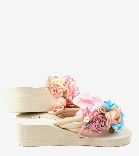 Béžové sandále na podpätku s kvetmi N-31
